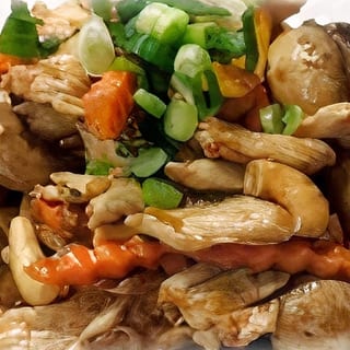 Pad Met Mamuang